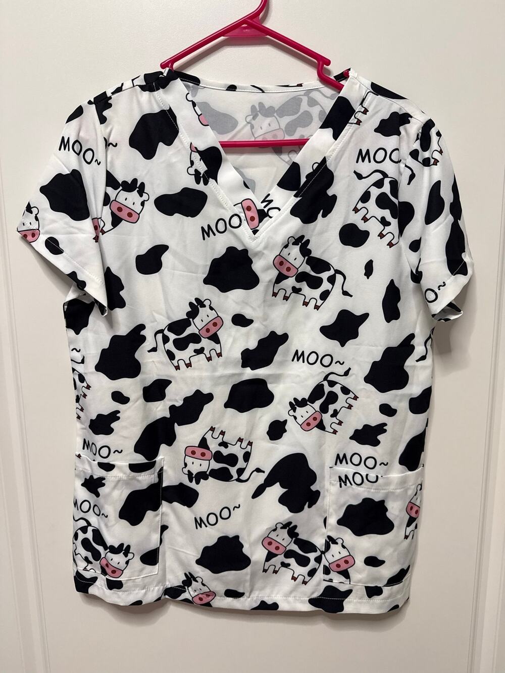 Cow Scrub v neck New with cows top Moo Medium medical nurse doctor